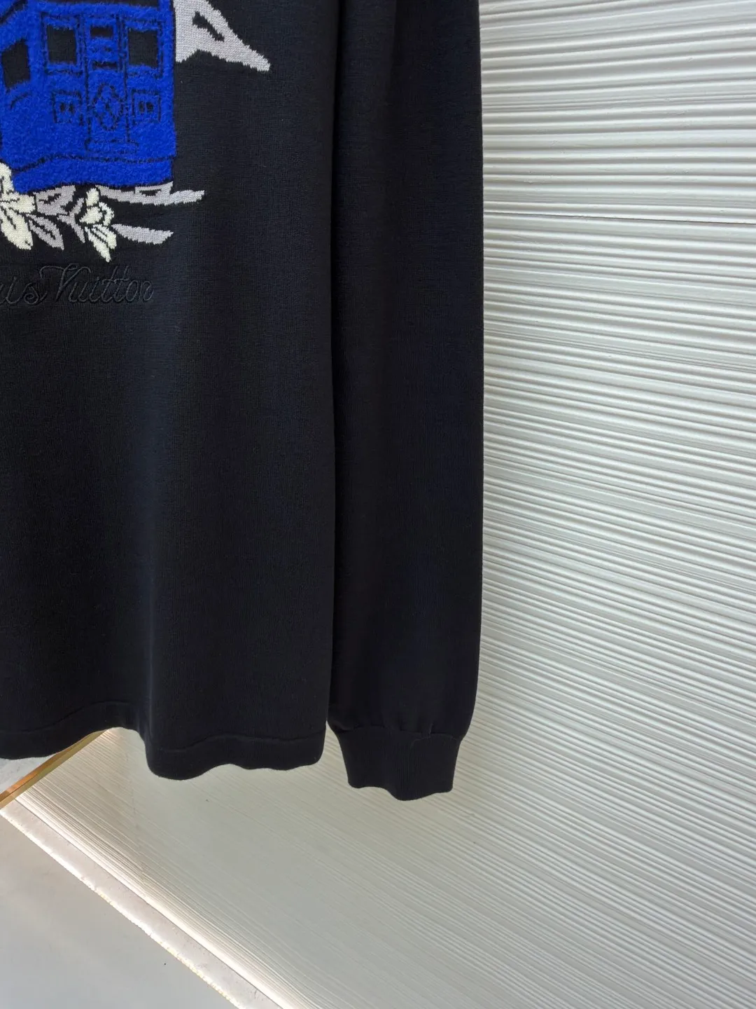 LOUIS VUITTON Embroidered volcano intarsia long-sleeved knitted sweater ●Original version: Purchased and developed by 12108 ●Item number: 1681990-B65 ●Fabric: 100% cotton ●Technology: knitted ●Color: black ●Version: fitted version ●Weight: about 440 grams ●Size: S-M-L-XL ●Description: Using multi-color intarsia jacquard technology: the main body is made of fine plain knitting as the base. The patterns of Mount Fuji, trains and flowers on the chest are interwoven with blue, white, gray and other colored yarns. The edges of the pattern are made of "sesame base" weaving to enhance the texture. The letter logo is integrated into the pattern with invisible jacquard, which is delicate and unobtrusive. The neckline, cuffs and hem are trimmed with front and back double-lift 4-needle ribbing, giving both elasticity and stiffness a balance. Each piece of the body is stitched together using hand-stitching techniques, and the stitches are hidden and firm. The fabric is made of blended wool and has been washed and shaped to ensure skin-friendliness and avoid deformation when worn. The overall craftsmanship takes into account both artistic sense and practical wearability. The overall wiring is straight and delicate, the fabric is comfortable and soft, and the color is consistent without color difference. It can be matched with the same style to create a fashionable look and control various occasions. Customized accessories, complete with three standards, same style for men and women!